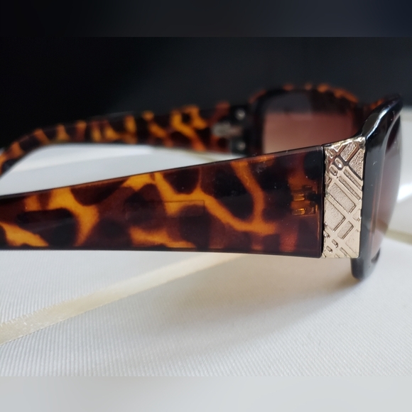 *3/$15Square Tortoise Sunglasses - Picture 3 of 6